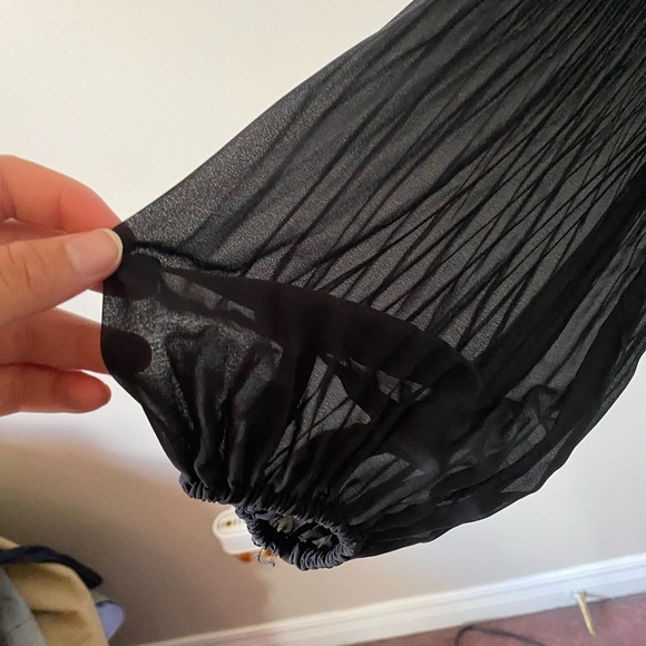 Hollister Pleated blouse - Picture 2 of 9